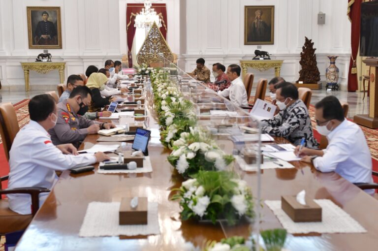 Presiden Jokowi Pimpin Rapat Persiapan Piala Dunia FIFA U20