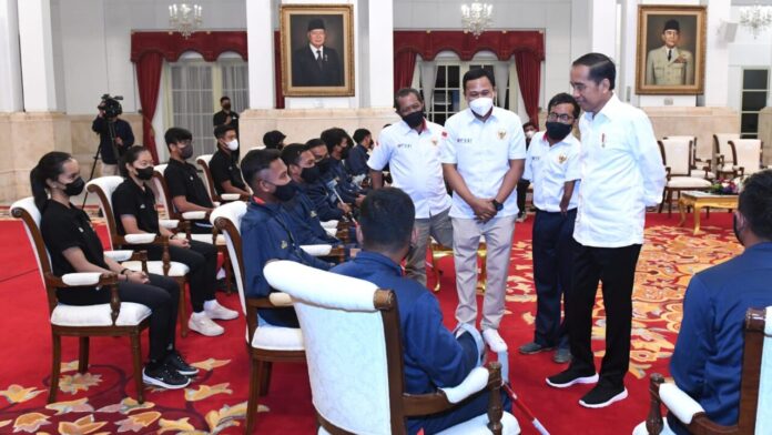 Presiden Joko Widodo menerima pengurus Persatuan Sepak Bola Amputasi Indonesia (PSAI) dan para atlet serta pelatih tim nasional (timnas) sepak bola amputasi di Istana Negara, Jakarta, Rabu, (21/9) | Foto: BPMI Setpres