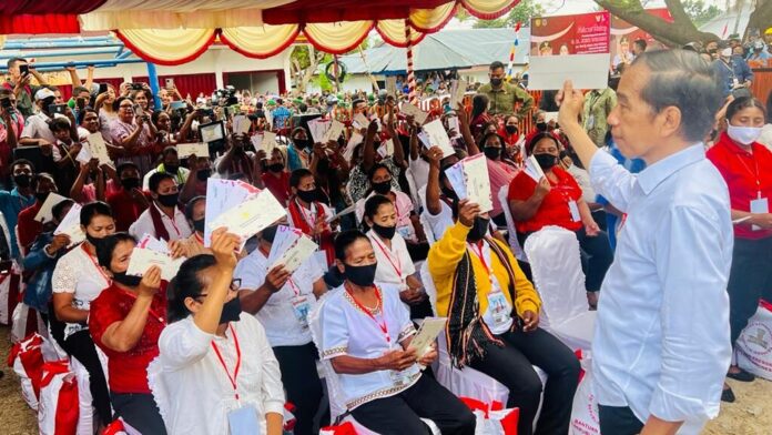 Presiden Joko Widodo mengecek langsung proses pemberian bantuan ini di Kantor Pos Saumlaki, Tanimbar Selatan, Kabupaten Kepulauan Tanimbar, Jumat (2/9) | Foto: BPMI Setpres/Laily Rachev