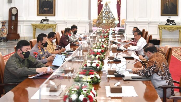 Presiden Joko Widodo menggelar rapat terbatas bersama sejumlah Menteri Kabinet Indonesia Maju di Istana Merdeka, Jakarta, pada Senin, (12/9) | Foto: BPMI Setpres