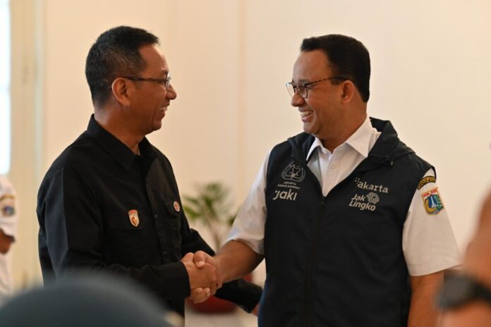 Gubernur Anies Baswedan bertemu dengan Penjabat (Pj) Gubernur DKI terpilih Heru Budi Hartono di Balai Kota Jakarta (12/10) | Foto: Ist.