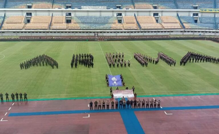 Doakan Korban Tragedi Kanjuruhan, TNI Polri Bentuk Konfigurasi ‘Arema’ di GBLA