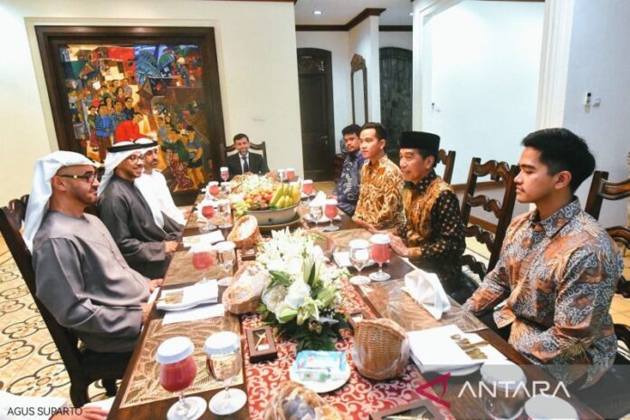 Presiden RI Joko Widodo bersama dua putera dan menantunya makan pagi bersama Presiden UAE Mohammed Bin Zayed Al-Nahyan di Sumber, Surakarta, Jawa Tengah, Senin (14/11) | Foto: ANTARA/HO-Setpres