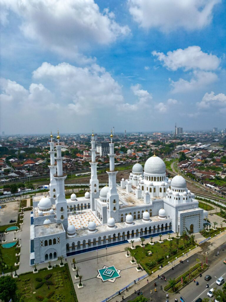 Akun IG @nauflfy Tayangkan Video Udara Masjid Raya Sheikh Zayed Solo