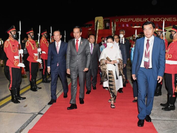 Presiden dan Ibu Iriana Jokowi tiba di Phnom Penh, Kamboja, Rabu (09/11) malam | Foto: BPMI Setpres