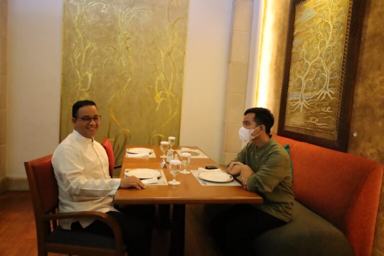 Usai Sarapan Bersama, Anies dan Gibran Kompak Hadiri Haul Habib Ali Al Habsyi Solo