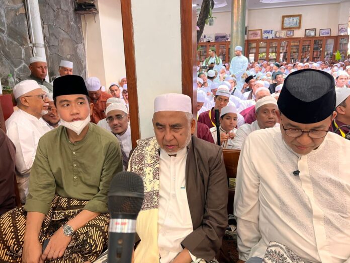 Anies Rasyid Baswedan dan Gibran Rakabuming Raka menghadiri Haul ke-111 Habib Ali bin Muhammad Al-Habsyi di area Masjid Ar Riyadh, Pasar Kliwon, Solo, Jawa Tengah (15/11) | Foto: Ist.