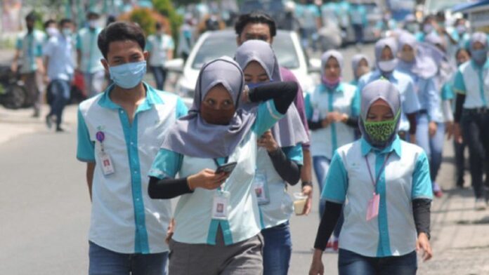 Sejumlah buruh sedang keluar istirahat makan siang. Foto dokumentasi Antara