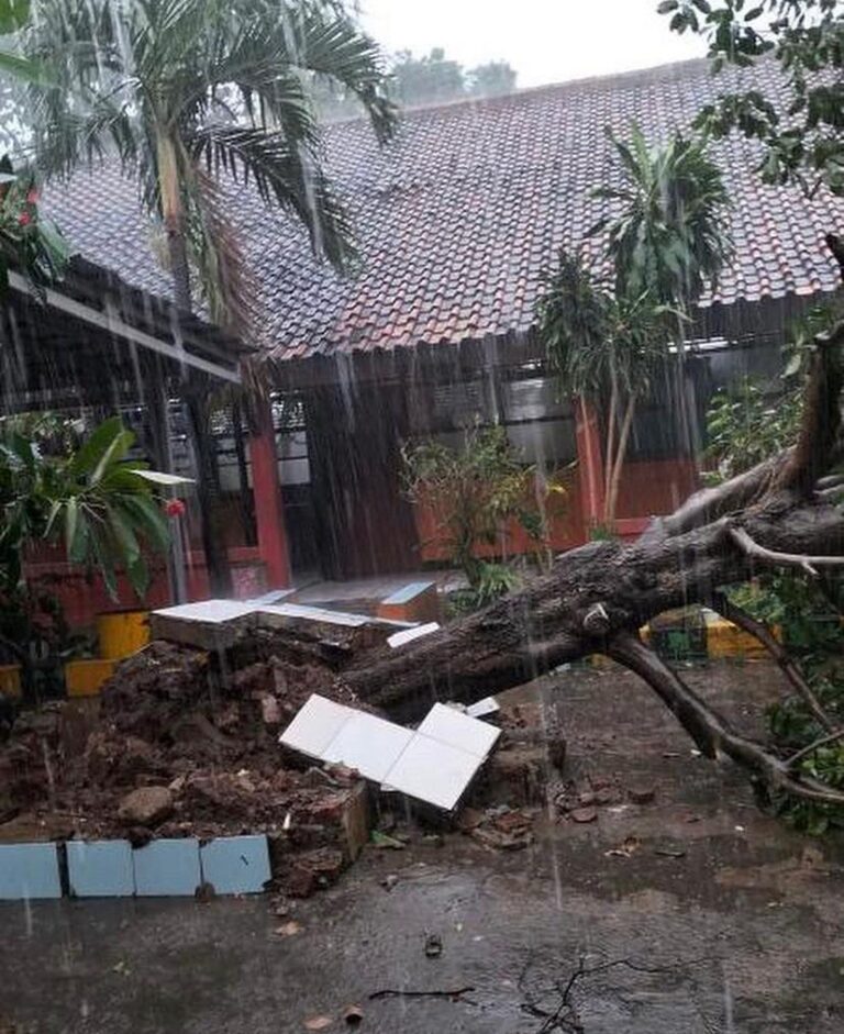 Sejumlah Wilayah di Karawang Diterjang Angin Puting Beliung
