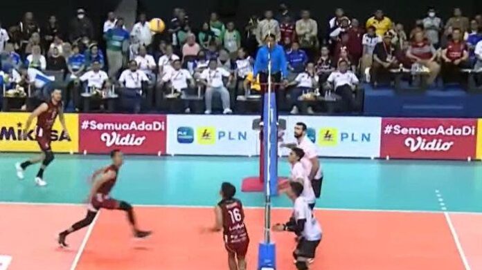 Pertandingan Proliga 2023 antara Jakarta Pertamina Pertamax (putih) melawan Jakarta LavAni Allo Bank di GOR Jalak Harupat, Jabar Jumat (6/1/). Foto Tangkapan Layar