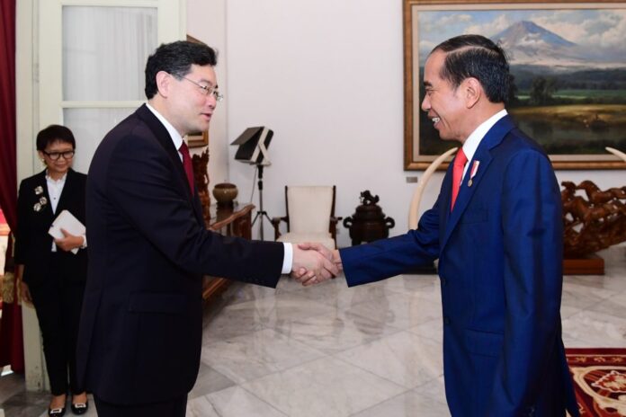 Presiden Jokowi saat menyambut kedatangan Menlu RRT Qin Gang, Rabu (22/02/2023), di Istana Merdeka, Jakarta. (Foto: BPMI Setpres/Lukas )