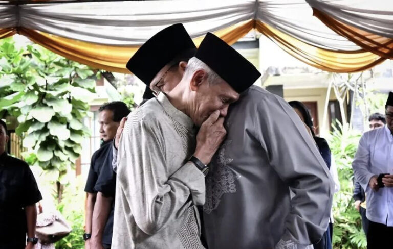Takziah ke Mantan Rais ‘Aam PBNU, Anies Diberikan Ijazah Doa dari KH Ali Yafie Melalui Putranya