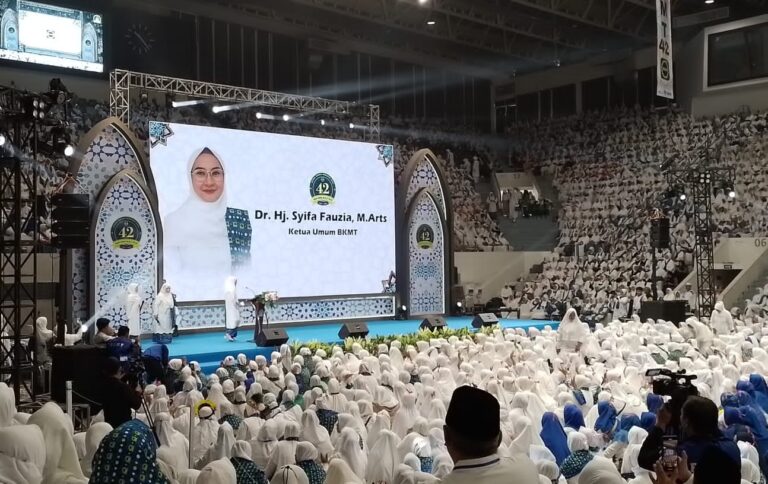 Anies Hadiri Milad ke-42 Tahun BKMT, Teriakan Presiden Menggema di Istora Senayan