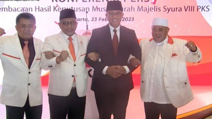 Anies diapit Presiden PKS Ahmad Syaikhu dan Sekjen PKS Aboe Bakar Al-Habsyi. Foto istimewa