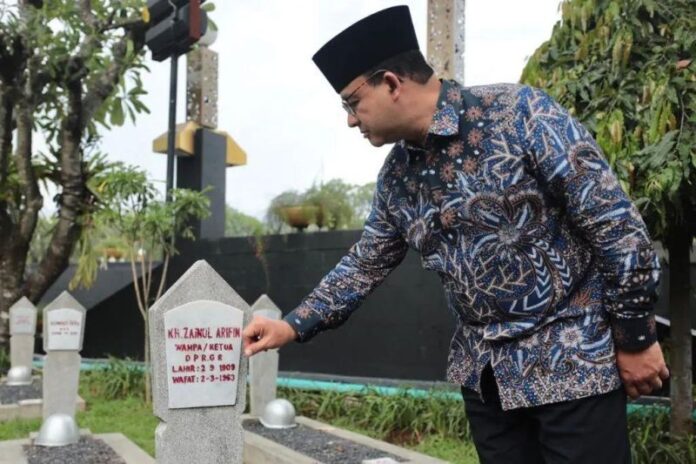 Anies Rasyid Baswedan Ziarah ke Makam KH Zainul Arifin, di TMP Kalibata, Jakarta Selatan, Selasa (7/2/2023). Foto akun Instagram Anies.