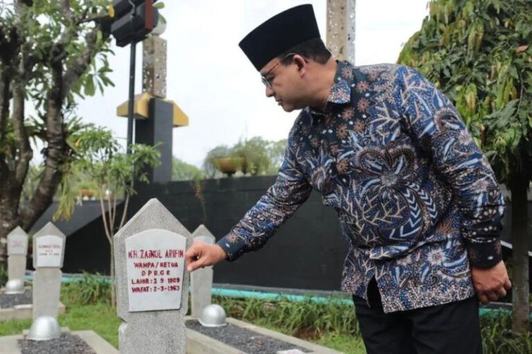 1 Abad NU, Anies Ziarah ke Tokoh NU Pelindung Presiden Soekarno dari Serangan DII/TII