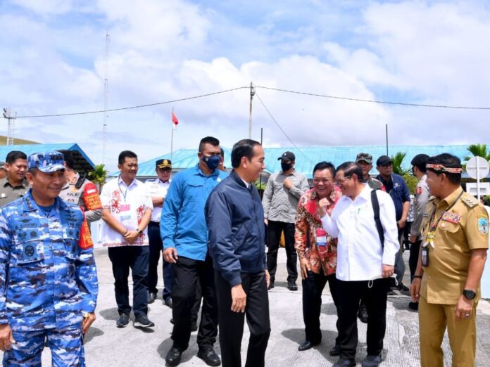 Presiden Jokowi dan Ibu Iriana Jokowi tiba di Pangkalan TNI AU Anang Busra, Tarakan, Kaltara, Selasa (28/02/2023). (Foto: BPMI Setpres)