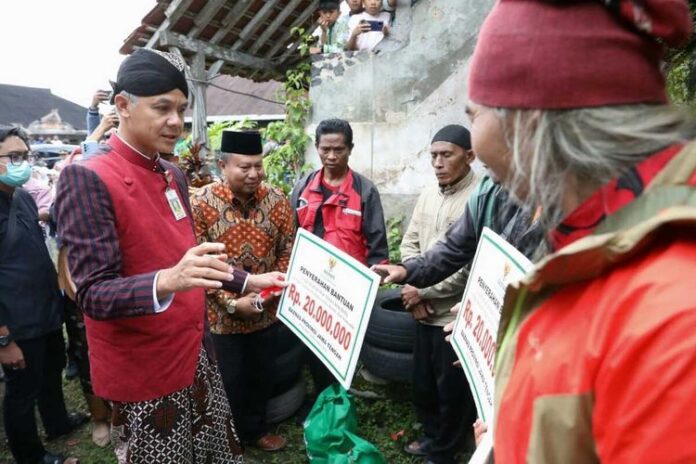 Gubernur Jateng, Ganjar Pranowo berikan sumbangan kepada kader PDIP menggunakan dana Baznas Jateng, di Kabupateng Wonosobo. Foto Istimewa.