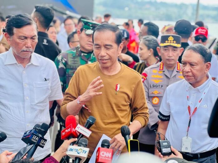 Presiden Jokowi memberikan keterangan pers usai menyaksikan F! Powerboat, di Danau Toba, Sumut, Minggu (26/02/2023). (Foto: BPMI Setpres)