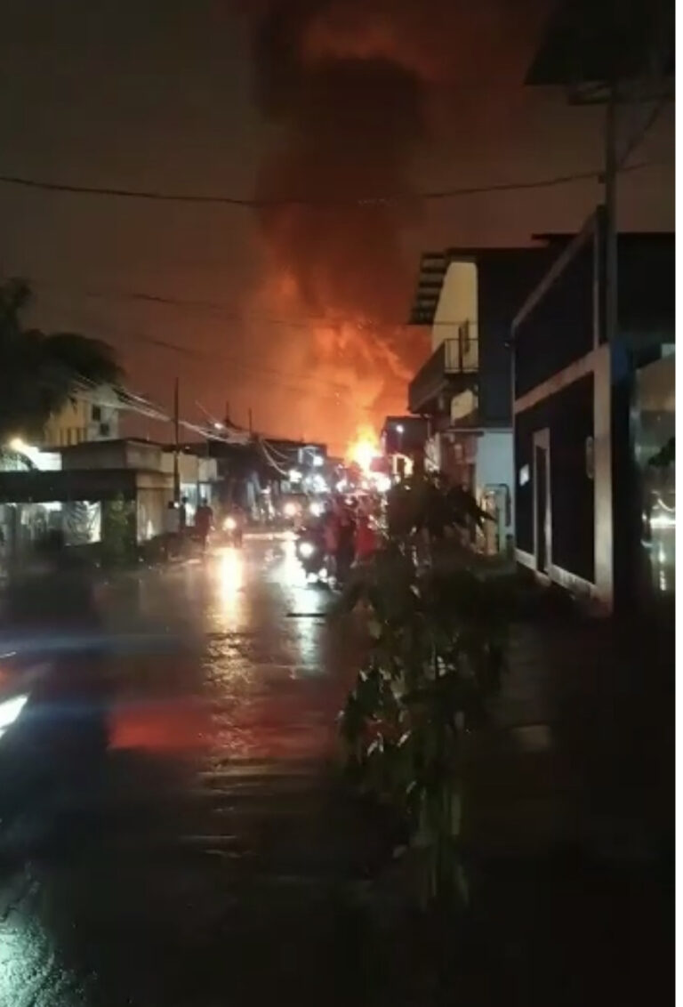 18 Unit Mobil Damkar Dikerahkan untuk Padamkan Kebakaran Depo Pertamina Plumpang