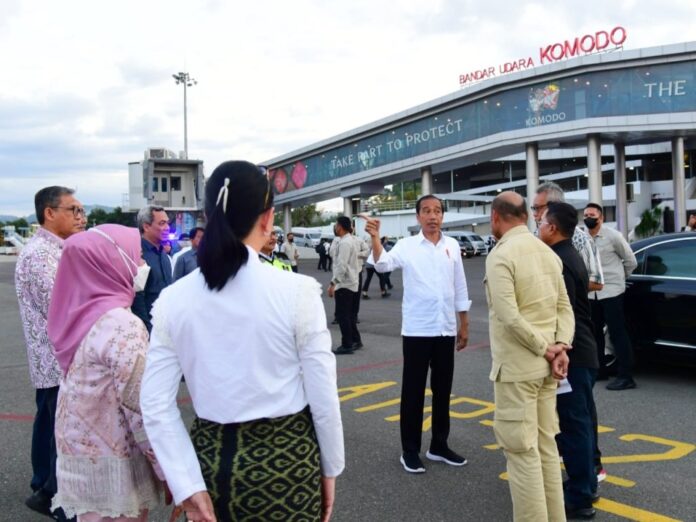 Presiden Jokowi dan Ibu Iriana Joko Widodo saat tiba di Bandara Komodo, Kabupaten Manggarai Barat, NTT, Senin (13/03/2023) sore. (Foto: BPMI Setpres/Muchlis Jr)