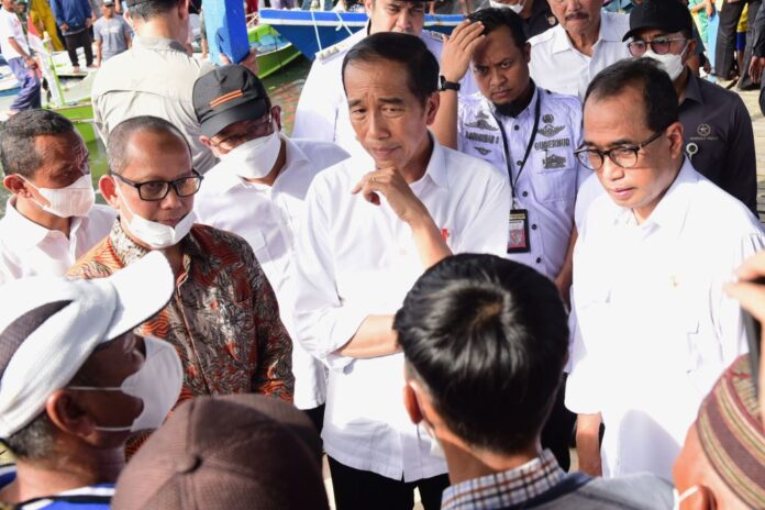 Presiden Jokowi didampingi sejumlah pejabat berdialog dengan nelayan di Desa Pajukukang, Maros, Sulsel, Rabu (29/3/2023). (Foto: Humas Setkab/Rahmat)
