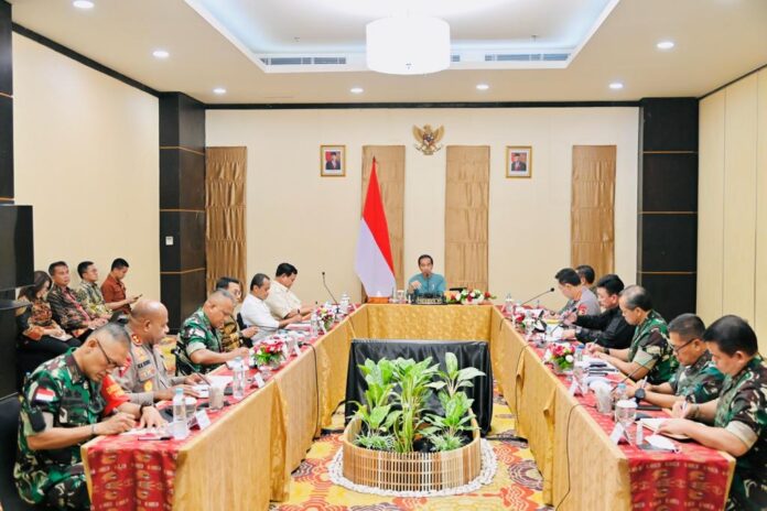 Presiden Jokowi memimpin ratas di Jayapura, Papua, Senin (20/03/2023). (Foto: BPMI Setpres/Laily Rachev)