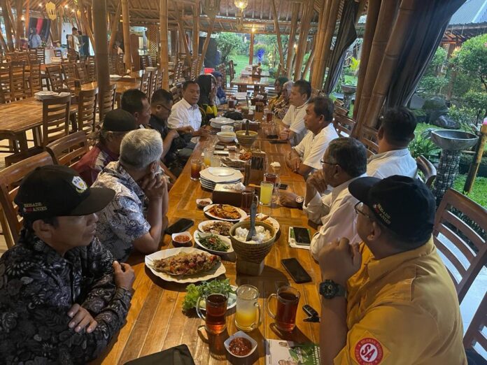 Relawan Sobat Anies Solo Raya menggelar buka puasa bersama. Foto istimewa