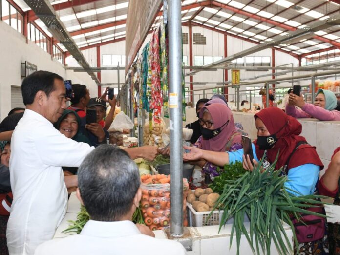 Presiden meninjau harga pangan di Pasar Cepogo, Boyolali, Jateng, Senin (10/04/2023). (Foto: BPMI Setpres)