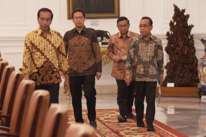 Presiden Jokowi bersama sejumlah menteri memasuki ruang ratas, Kamis (27/04/2023), di Istana Merdeka, Jakarta. (Foto: Humas Setkab/Rahmat)
