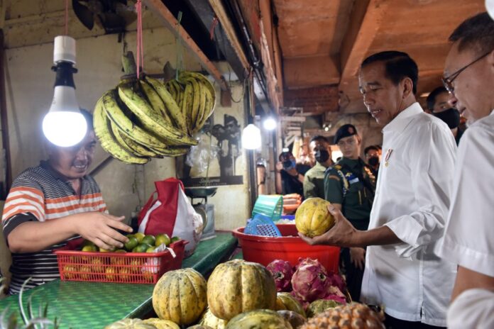 Presiden Jokowi didampingi Mendag Zulkifli Hasan meninjau harga pangan di Pasar Rawamangun, Jakarta, Rabu (05/04/2023). (Foto: Humas Setkab/Rahmat)