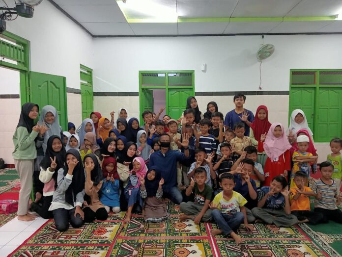 Akrab, Relawan Milenial Sobat Anies dengan anak-anak saat berbagi takjiln, di Masjid An Nur, Sukoharjo, Jateng, Jumat (14/4). Foto Istimewa