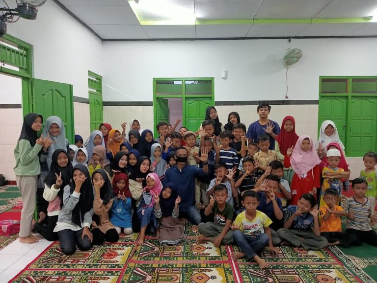 Milenial Sobat Anies Solo Raya Bagikan Takjil Sekaligus Berikan Pedidikan Politik untuk Anak Muda