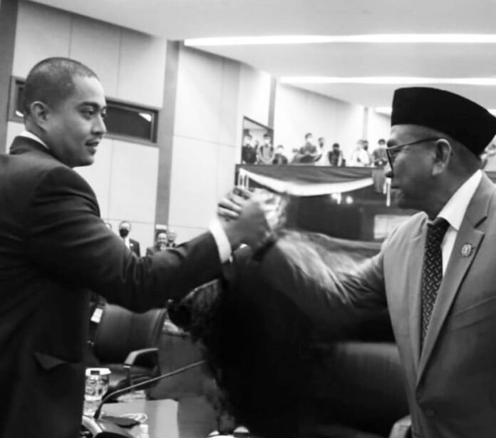 Jabat tangan. Ketua Fraksi NasDem DPRD DKI Wibi Andriano bersama Mohamad Taufik. Foto Instagram Wibi