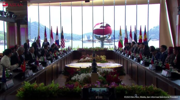 Presiden Jokowi membuka pertemuan ASEAN Leaders’ Interface with Representatives of ASEAN Youth, di Hotel Meruorah, Labuan Bajo, NTT, Rabu (10/05/2023). (Sumber: Tangkapan Layar)