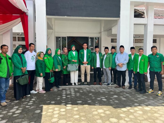 Ketua DPW PPP Jambi saat mendaftarkan seluruh Bacalegnya. Salah satunya Joko Widodo (Jokowi) ke Kantor KPUD Provinsi Jambi, kemarin. (ist)
