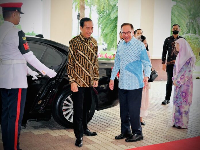 Presiden Jokowi dan Ibu Iriana disambut oleh PM Dato’ Seri Anwar Ibrahim dan Dato’ Seri Wan Azizah, Kamis (08/06/2023), di Kompleks Seri Perdana, Putrajaya, Malaysia. (Foto: BPMI Setpres)