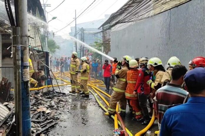 Petugas pemadam kebakaran dari Sudin Gulkarmat Jakarta Barat memadamkan kebakaran di Jembatan Besi, Tambora, Jakarta Barat, Selasa (6/6/2023). Foto dokumentasi Sudin Gulkarmat Jakbar