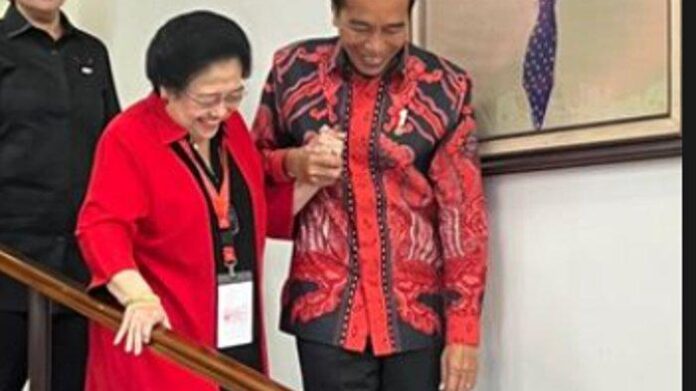 Presiden Jokowi gandeng erat tangan Ketua Umum DPP PDIP Megawati di Rakernas PDIP Selasa (6/6/2023). Foto istimewa