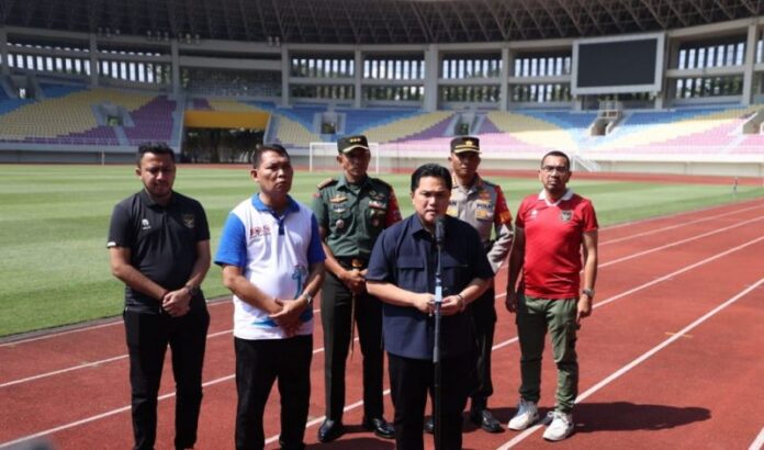 Ketua Umum PSSI Erick Thohir saat meninjau Stadion Manahan Solo, dalam rangka persiapan Piala Asia U-23. Foto dokumentasi PSSI