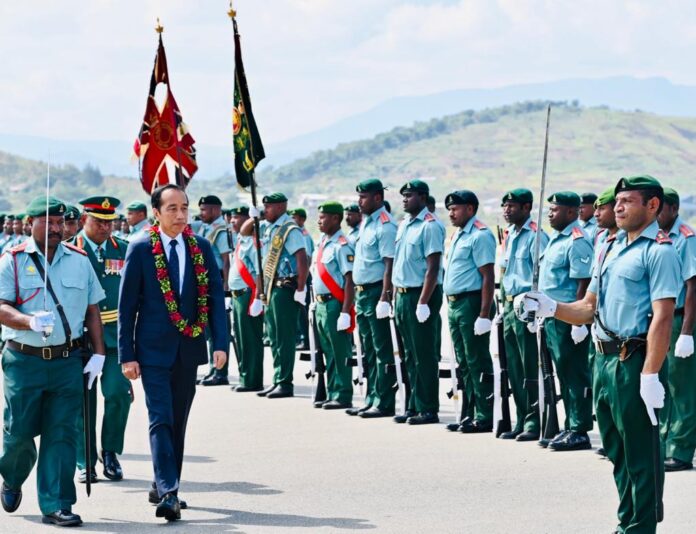 Presiden Jokowi tiba di Port Moresby, Papua Nugini, Rabu (05/07/2023). (Foto: BPMI Setpres)