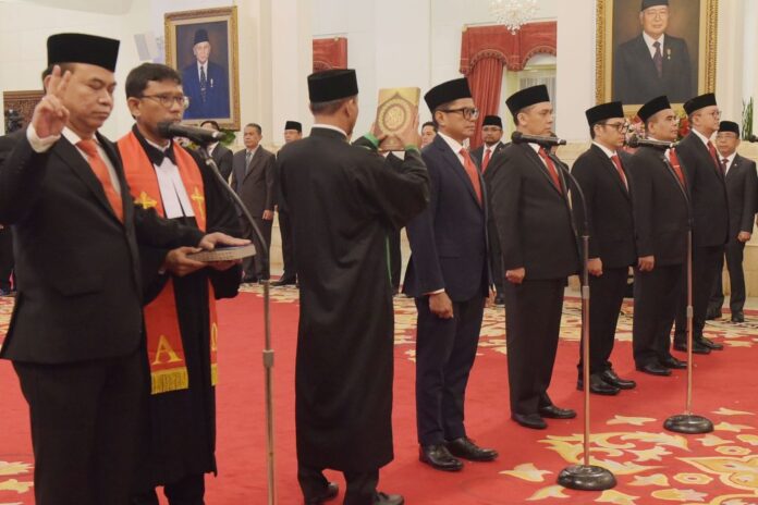 Pelantikan Menkominfo dan lima wamen, di Istana Negara, Jakarat, Senin (17/07/2023). (Foto: Humas Setkab/Rahmat)