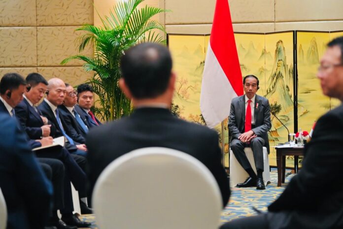 Presiden Jokowi menggelar pertemuan bisnis bersama Kamar Dagang Indonesia di Tiongkok (INACHAM) dan sejumlah pengusaha Tiongkok di Shangri-La Hotel, Chengdu, RRT, Jumat (28/07/2023). (Foto: BPMI Setpres/Laily Rachev)