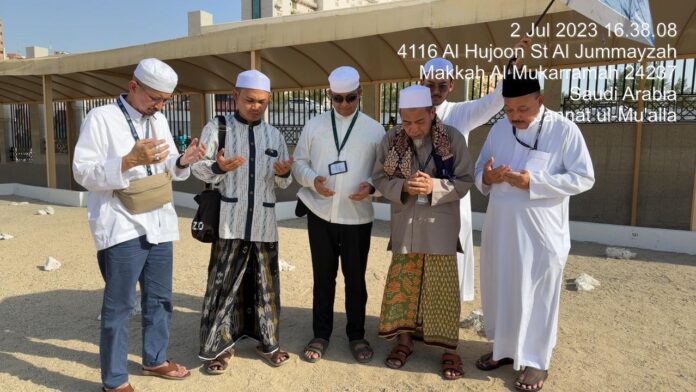 Anies Baswedan melakukan ziarah ke Makam Al-Ma’la Makkah, Minggu (2/7) | Foto: Ist.