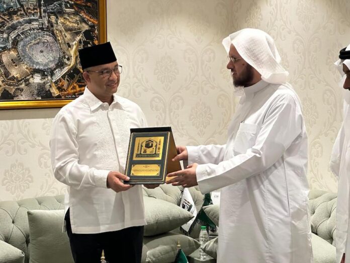 Anies Baswedan bersilaturahmi dengan Imam Khatib, dan Penanggung Jawab, Halaqah Al-Quran Masjid Nabawi, Sheikh Prof. DR. Abdul Muhsin Al Qasim | Foto: Ist.