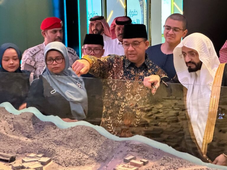 Disambut Hangat Direktur Museum, Anies Terkesan Kesahihan Museum Rasulullah