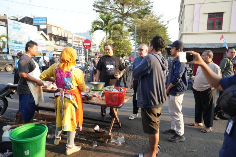 Jajan Bubur Sumsum di “Kandang Banteng”, Anies Dicurhati Harga Daging Ayam Mahal