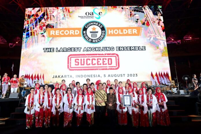 Pemecahan Rekor Dunia Pergelaran Angklung, di Stadion Utama GBK, Jakarta, Sabtu (05/08/2023). (Foto: BPMI Setpres)