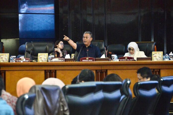 Ketua DPRD DKI Prasetio Edi Marsudi saat memimpin rapat Banggar bahas KUAPPAS 2024. Foto akun Instagram Prasetio Edi Marsudi.