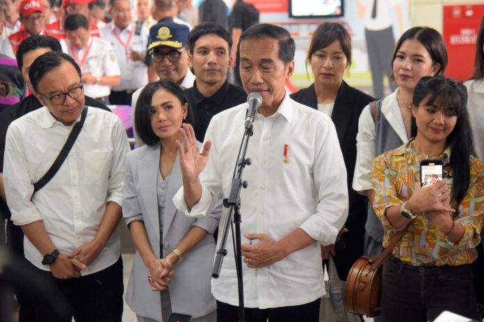 Presiden Jokowi memberikan keterangan pers usai meninjau LRT Jabodebek, di Stasiun Jati Mulya, Bekasi, Jabar, Kamis (10/08/2023). (Foto: Humas Setkab/Rahmat)